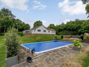 Holiday Cottage with Swimming Pool Sussex