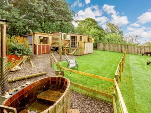 Hot Tub Lodge Hideaway Caernarfon