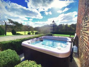 Large Lodge House with Hot Tub Welshpool