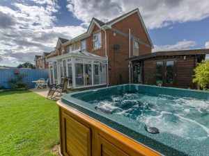 Solent Beach retreat with Hot Tub
