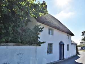 Thatched seaside Holiday Cottage