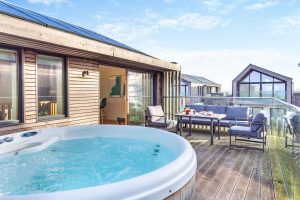 Mawgan Porth Lodge with Hot Tub