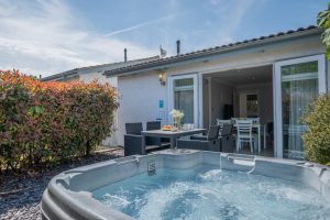 Total Bay Holiday Cottage with Hot Tub